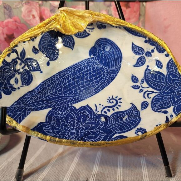DECOUPAGE CLAM SHELL DECOUPAGE BLUE BIRD ON A CLAM SHELL TRINKET DISH - Picture 1 of 10